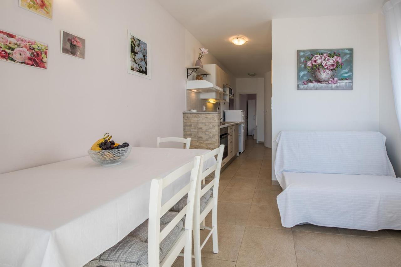 Apartments Amneris Trogir Eksteriør billede