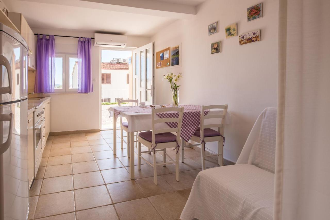 Apartments Amneris Trogir Eksteriør billede