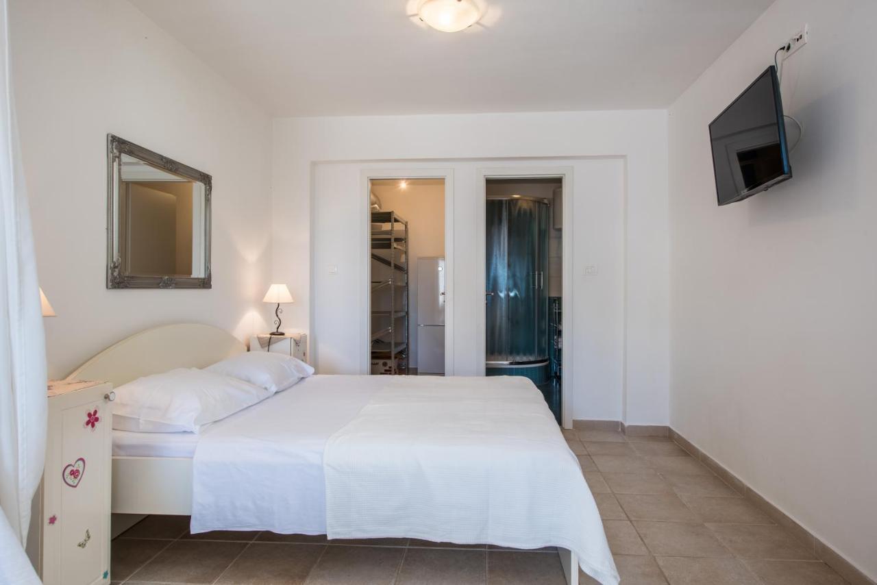 Apartments Amneris Trogir Eksteriør billede