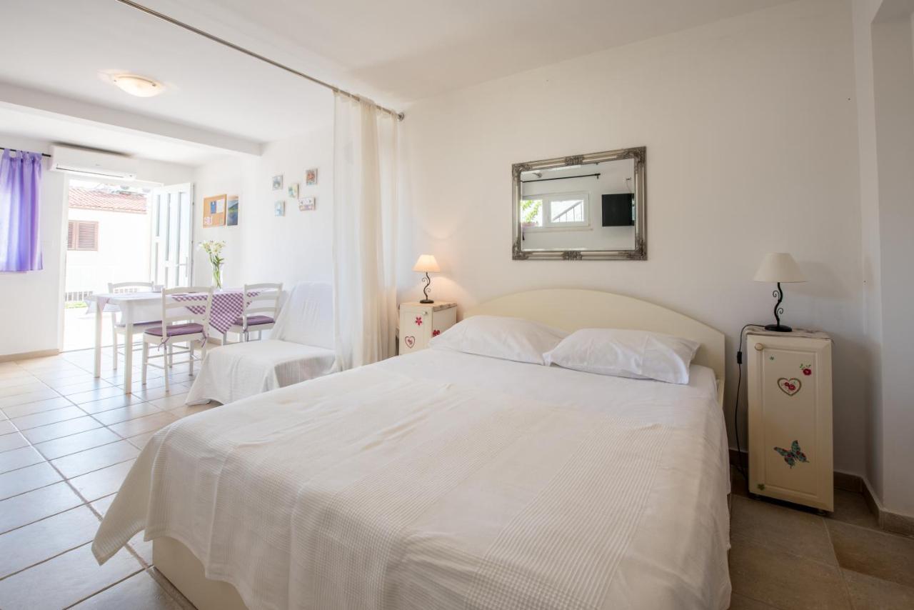 Apartments Amneris Trogir Eksteriør billede