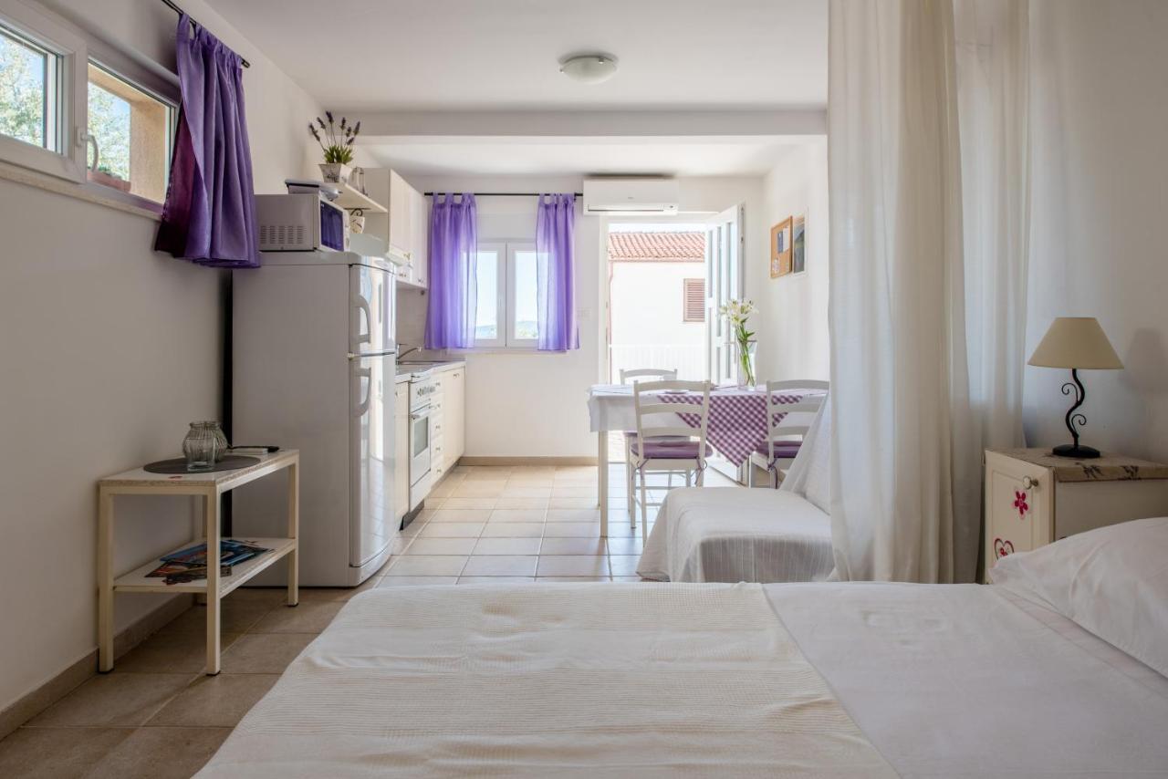 Apartments Amneris Trogir Eksteriør billede